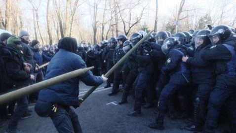 Полиция снесла палатку протестовавших возле Рады