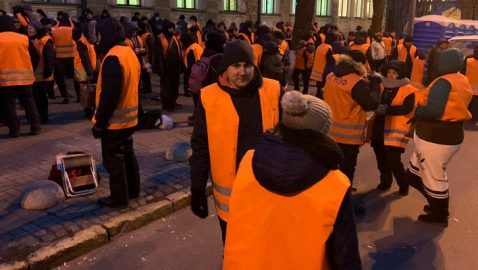 Возле НБУ митинговали «оранжевые жилеты»