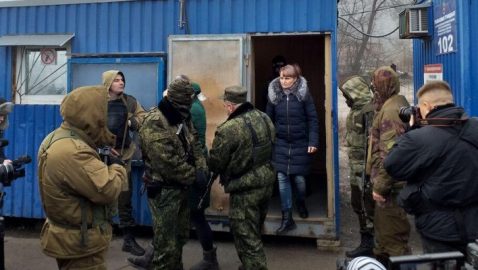 Из автобуса на КПВВ «Майорское» вышли удерживаемые в ОРДЛО украинцы — есть женщины