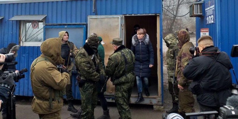 Из автобуса на КПВВ «Майорское» вышли удерживаемые в ОРДЛО украинцы — есть женщины