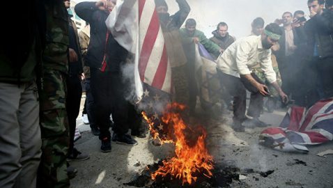 Гибель Сулеймани: десятки тысяч иранцев протестуют против США