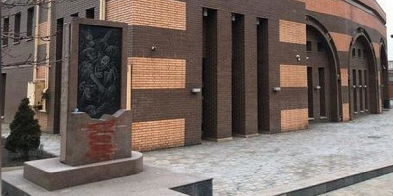 В посольстве США отреагировали на осквернение памятника жертвам Холокоста на родине Зеленского