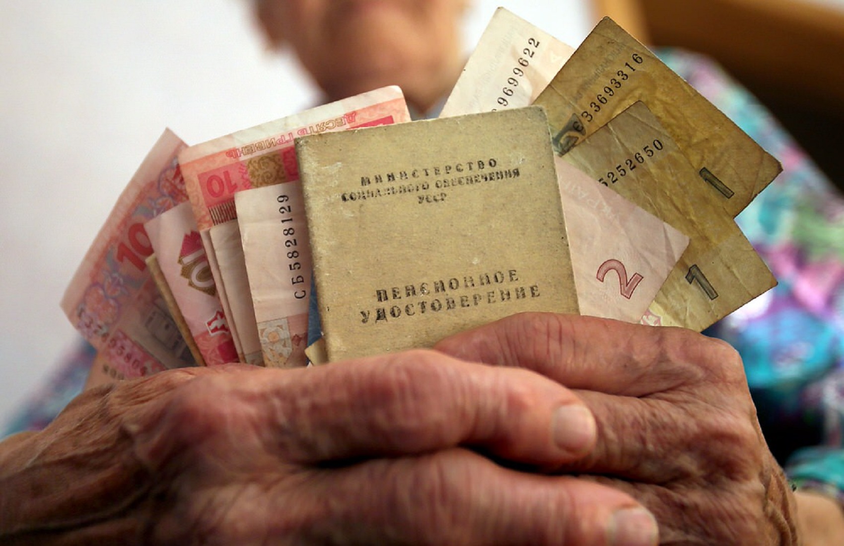 Почти 35% пенсионеров Украины получают меньше 2 тыс. гривен