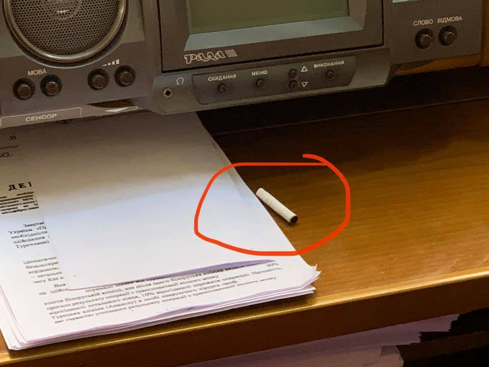 Арьева возмутило фото окурка на столе у депутата