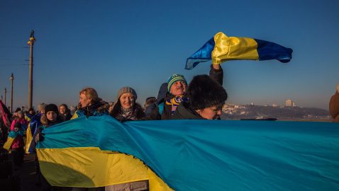 В Киеве на мосту Патона создали живую цепь ко Дню соборности