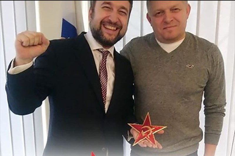 На словацкого депутата завели дело за фото с серпом и молотом
