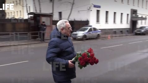 К посольству Украины в Москве начали нести цветы