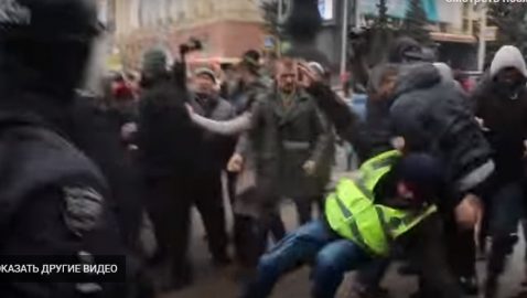 В Харькове распылили газ на митинге в поддержку русского языка