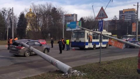 Во Львове электроопоры упали на троллейбус с людьми и авто (видео)