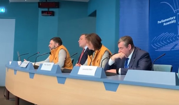 Вышинский выступил на пресс-конференции в ПАСЕ в желтом жилете