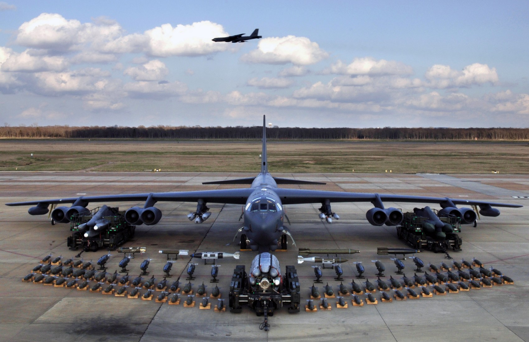 США перебрасывают шесть бомбардировщиков В-52 ближе к Ирану