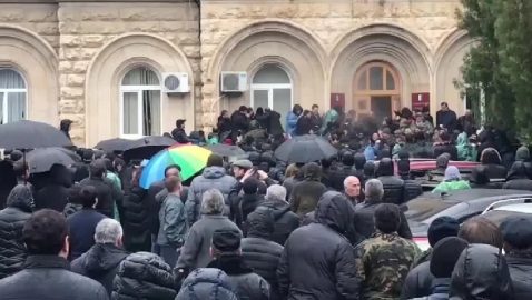 Протестующие ворвались в здание администрации президента Абхазии — видео