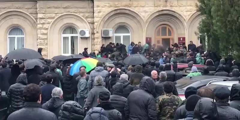 Протестующие ворвались в здание администрации президента Абхазии — видео