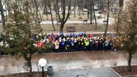 В Глухове школьников под дождём заставили махать жёлто-голубыми ленточками перед горсоветом