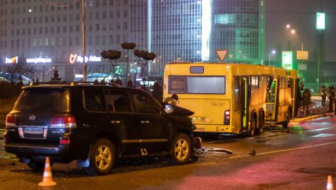 В Киеве Lexus врезался в автобус, есть пострадавшие
