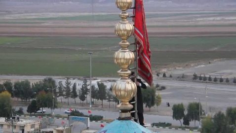 В Иране над мечетью подняли красный флаг мести
