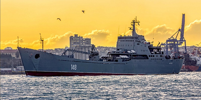 В Чёрное море прибуксировали десантный корабль ВМФ РФ