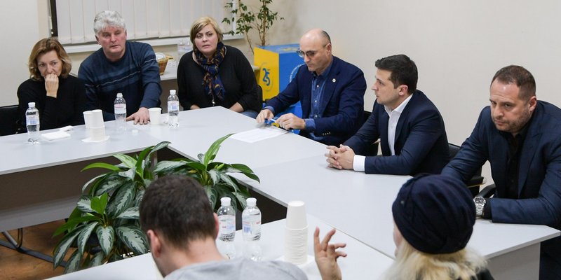 Зеленский встретился с родственниками украинцев, погибших в авиакатастрофе в Иране