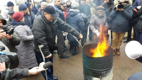 В Житомире протестующие сожгли платежки за газ