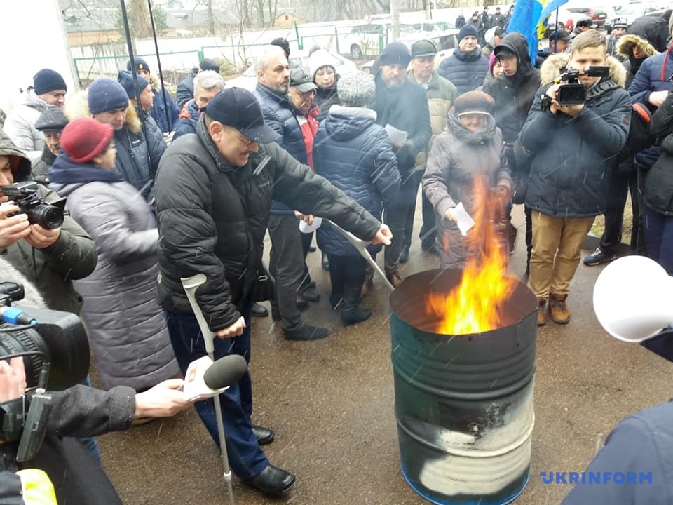В Житомире протестующие сожгли платежки за газ