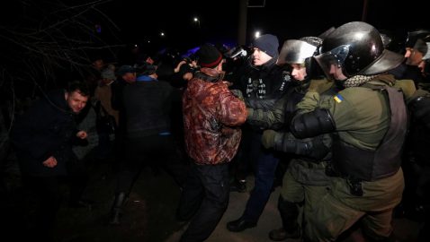 Аваков: в Новых Санжарах пробили камнем голову полицейскому
