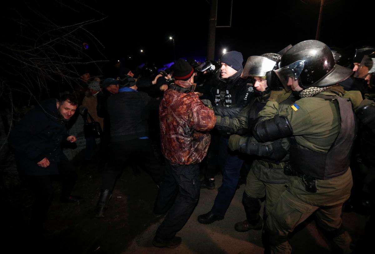Аваков: в Новых Санжарах пробили камнем голову полицейскому