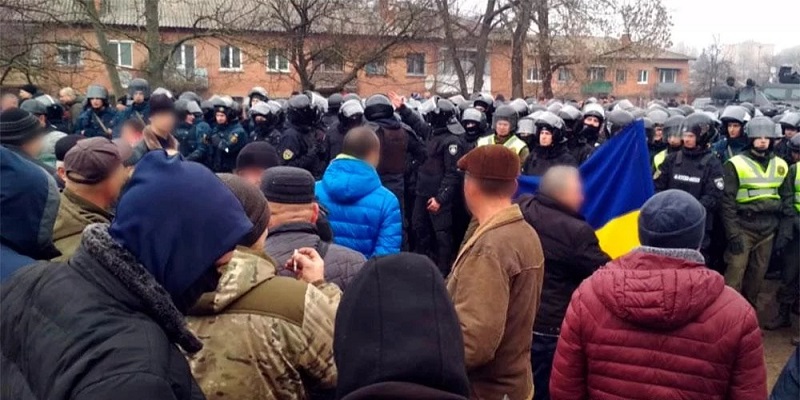 В полиции рассказали подробности столкновений из-за эвакуированных украинцев