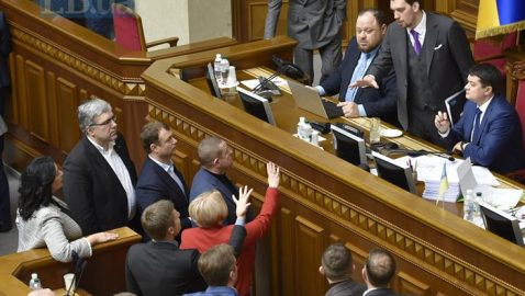 Депутаты вышли к президиуму, чтобы потребовать ответов от Гончарука