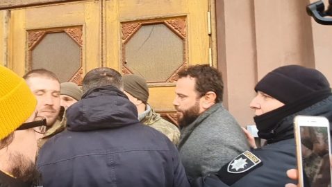 Сторонники Порошенко с криками «Ганьба!» не пускали Дубинского в ГБР