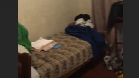«Душ бьется током»: эвакуированная украинка показала условия в своей комнате