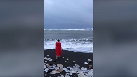 Босиком и в красном платье: Савченко побывала на берегу Северного Ледовитого океана