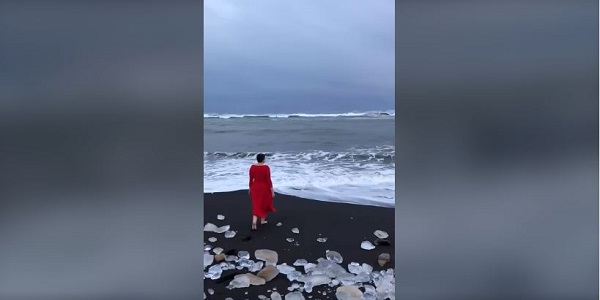 Босиком и в красном платье: Савченко побывала на берегу Северного Ледовитого океана