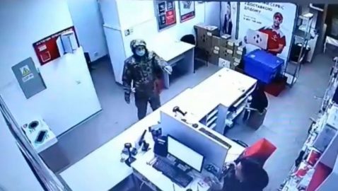 В Киеве мужчина в военной форме ограбил «Новую почту»