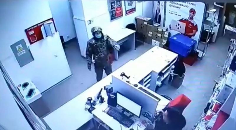 В Киеве мужчина в военной форме ограбил «Новую почту»