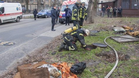 Спасатели обнаружили тела троих людей в горящем люке теплотрассы в Киеве