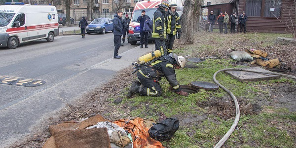 Спасатели обнаружили тела троих людей в горящем люке теплотрассы в Киеве
