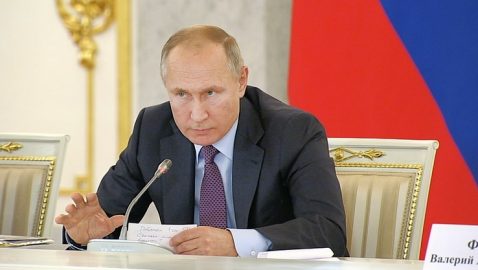 Путин поддержал идею внести в Конституцию тезисы о защите русскоязычных и недопустимости фальсификации истории