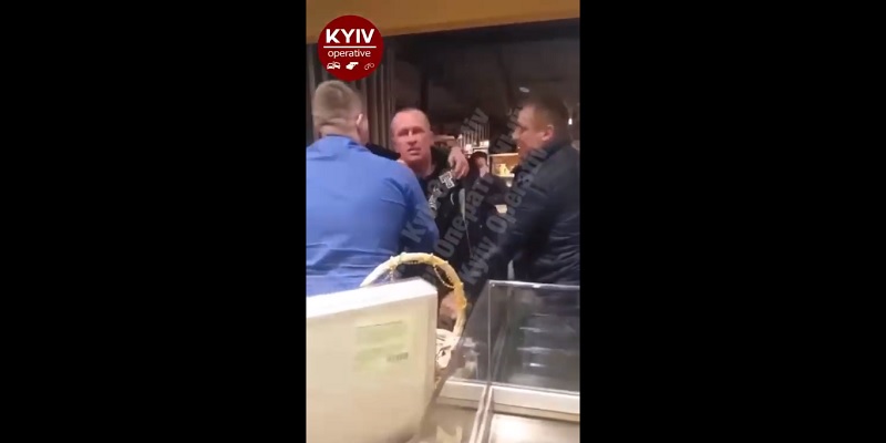 В киевском ТЦ мужчина кричал «Россия, вперед!» — видео