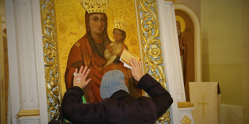 Церковь разрешила не целовать иконы из-за коронавируса