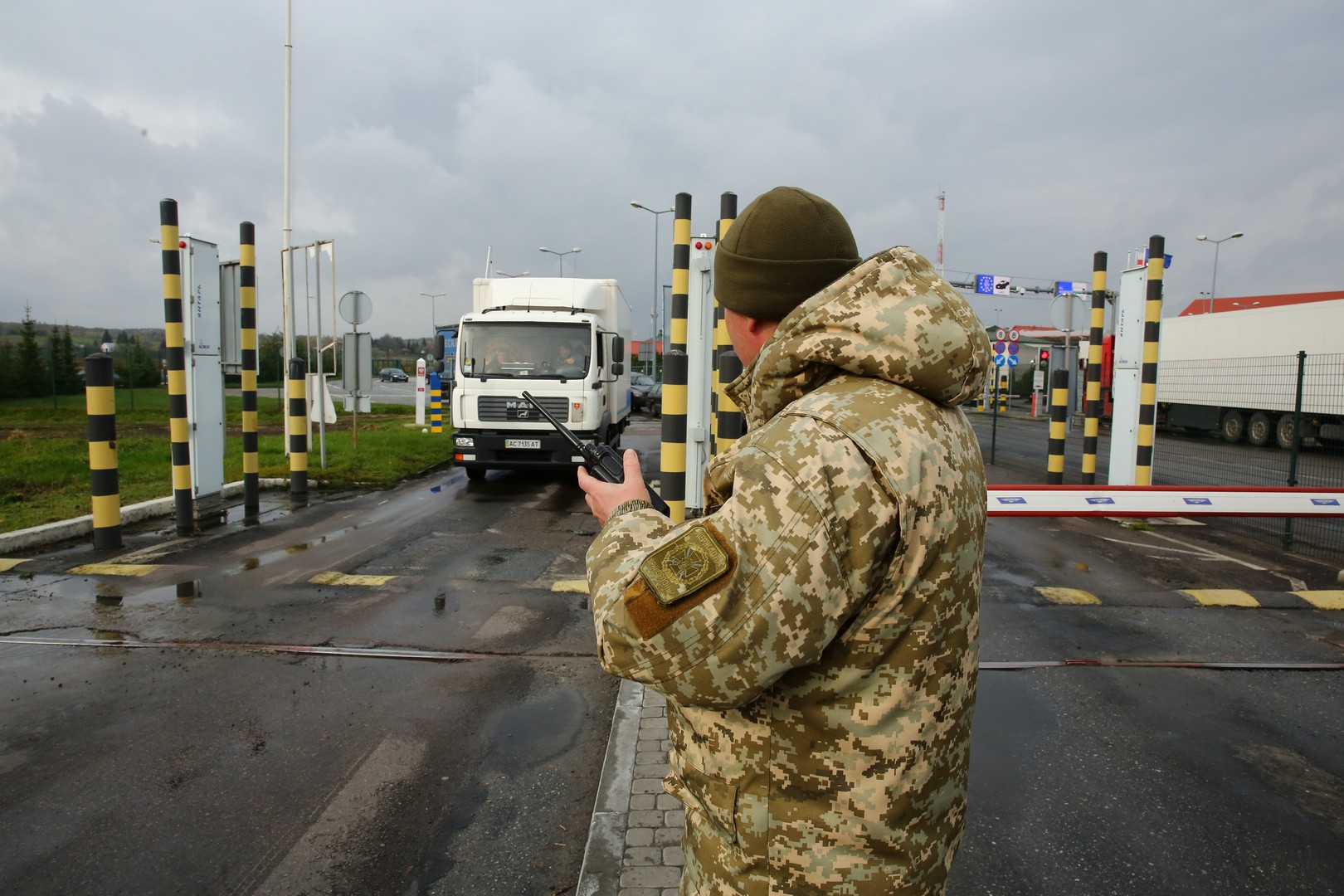 Украина полностью закроет пассажирские перевозки через границу