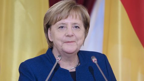 Меркель одобрила принятие земельного закона в Раде