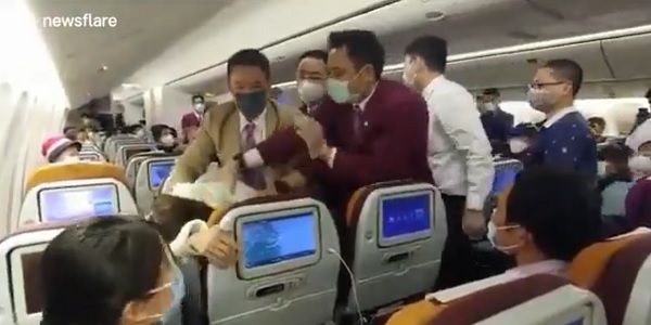 Китаянка кашляла на стюардессу и подралась с экипажем из-за проверки на коронавирус
