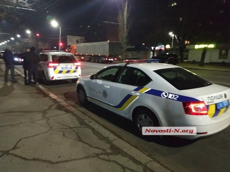 В Николаеве пьяные полицейские помочились у машины и дважды ранили ее хозяина