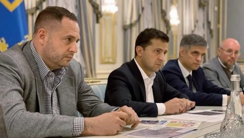Зеленский с Ермаком и Шмыгалем провели совещание с мэрами и главами ОГА