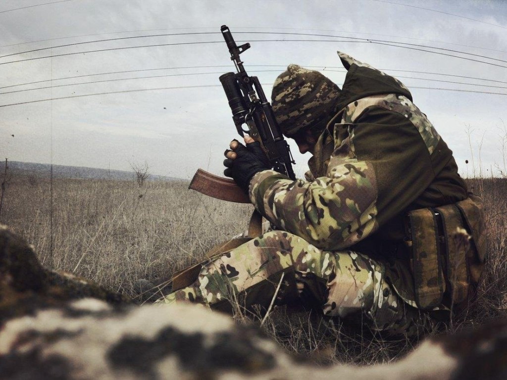 На Донбассе погиб военный, семеро ранены