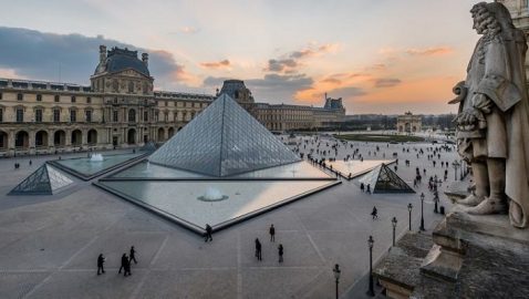 Открытие Лувра перенесли из-за коронавируса