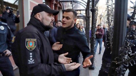 Возле отеля в Одессе идут потасовки с участием националистов
