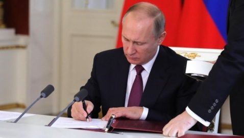 Путин подписал закон о заморозке цен на лекарства в случае эпидемии