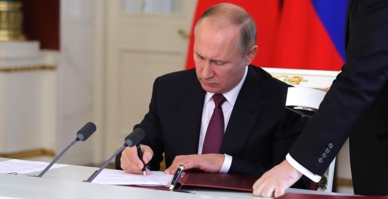 Путин подписал закон о заморозке цен на лекарства в случае эпидемии