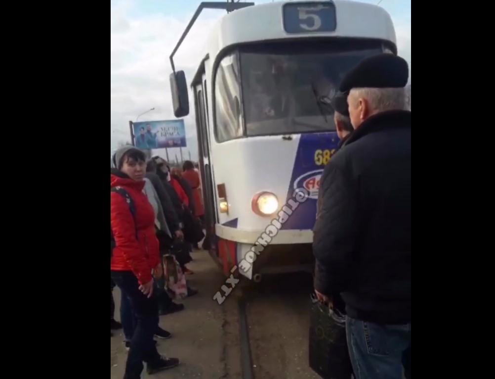 В Харькове недовольные пассажиры блокируют движение трамваев